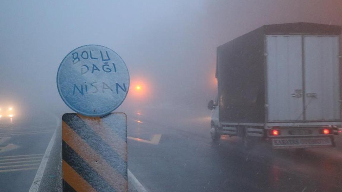 Bolu Dağı'na kar yağdı; sürücüler zor anlar yaşadı