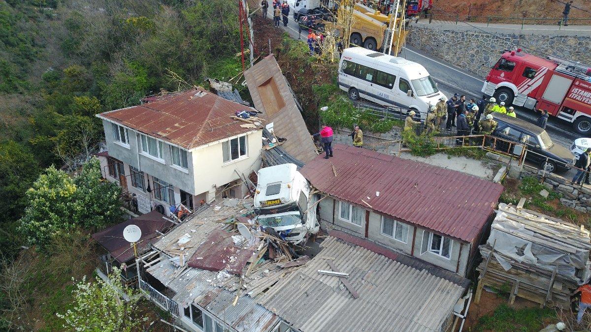 Gecekondunun üstüne TIR düştü 