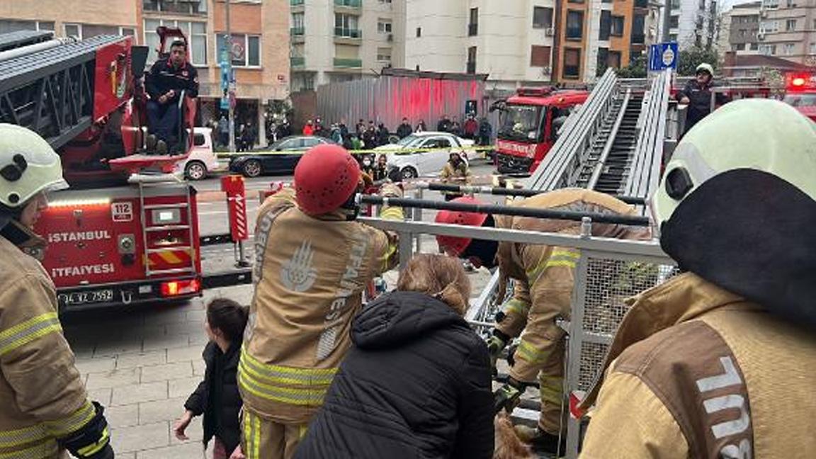 Kadıköy'de yan tarafında istinat duvarı çöken bina boşaltıldı