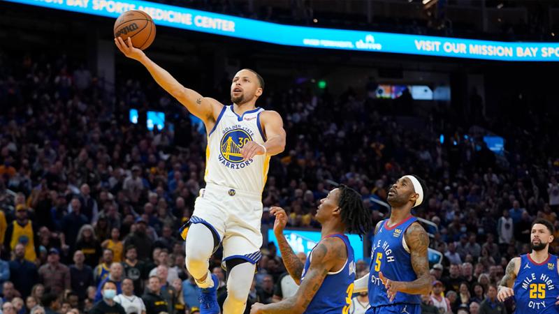 Stephen Curry attığı 27 sayı ile galibiyetin mimarı oldu