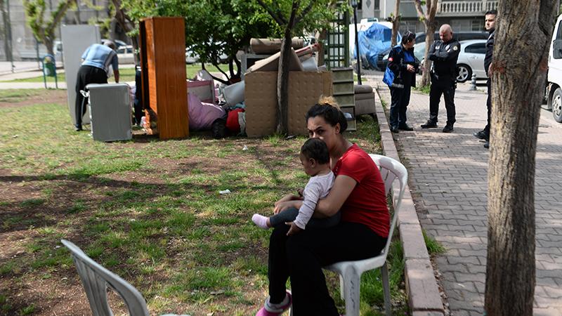 Evsahibi evden çıkartınca, parkta yaşamaya başladılar!