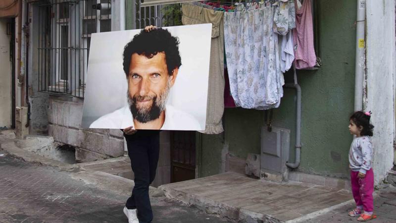 Fotoğraf: Sanatçı Ateş Alpar, Osman Kavala'nın portresi ile İstanbul sokaklarında dolaşmıştı.