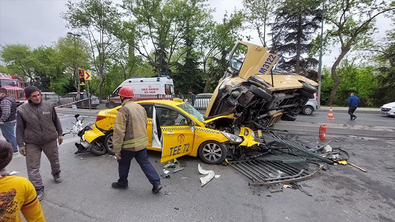 Minibüs karşı şeride geçip, taksinin üstüne devrildi; 4 yaralı