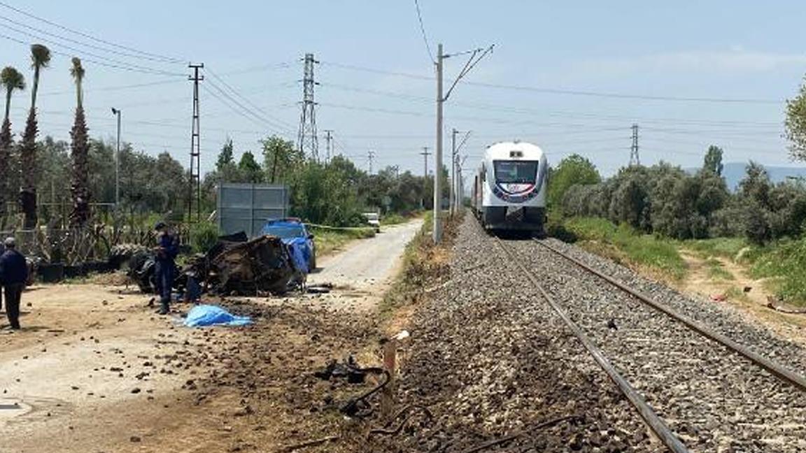 İzmir'de yolcu treni hemzemin geçitte traktöre çarptı, sürücü hayatını kaybetti 