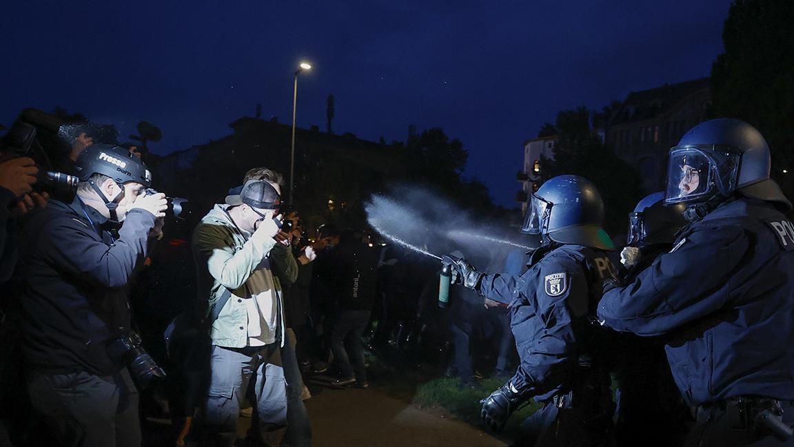 Almanya'da 1 Mayıs gösterisine polis müdahalesi 