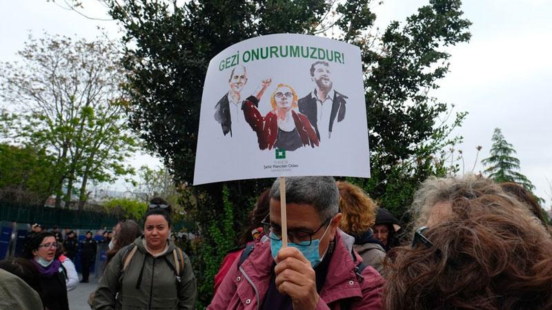 Sözcü yazarı Toker: Anayasal haklarını barışçı yollarla kullanan bireylerin, hayatlarına kastedilerek cezaevine atıldığı bir toplumda gerçek bayram yoktur