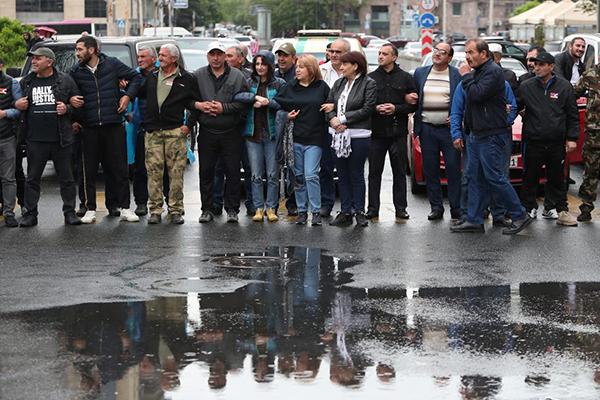 Ermenistan'da hükümet karşıtı protestolar ikinci haftaya uzanırken, göstericiler Erivan genelinde yolları kapattı