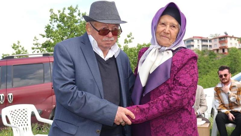 Ordu'da 50 torunları olan çift, birlikteliklerinin 75. yılında nikah tazeledi