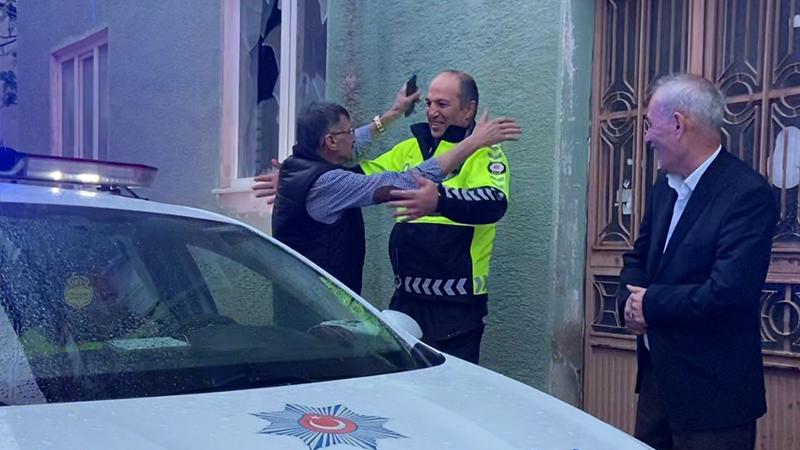 Kaza yapan alkollü sürücü trafik polisine sarılıp bayramlaştı