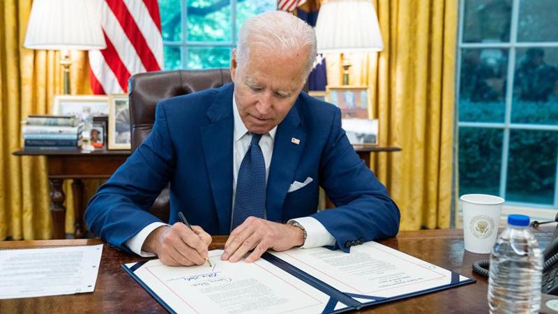 Biden, Ukrayna'ya silah verilmesini kolaylaştıracak yasayı imzaladı