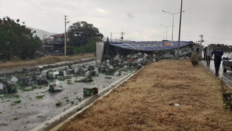 Manisa’da tır devrildi, alkol yüklü kutular yola saçıldı