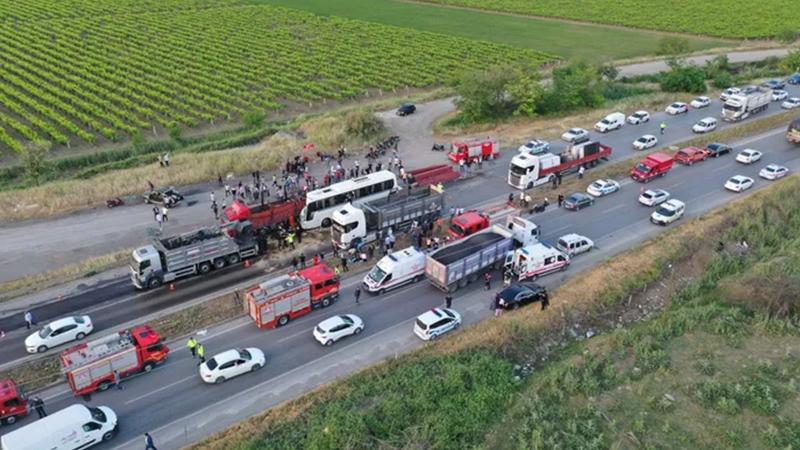 Manisa'da trafik kazası: 1 kişi öldü, 29 kişi yaralandı