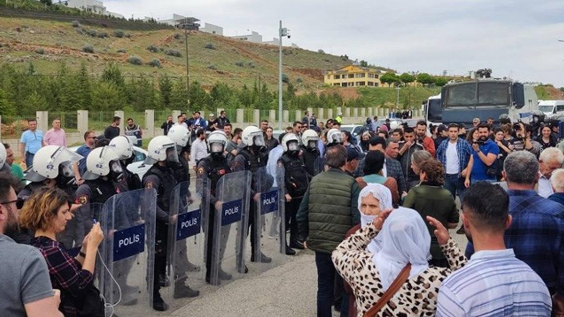 Aysel Doğan'ın cenazesine katılmak isteyenlere müdahale edildi; HDP'li Önlü yaralandı