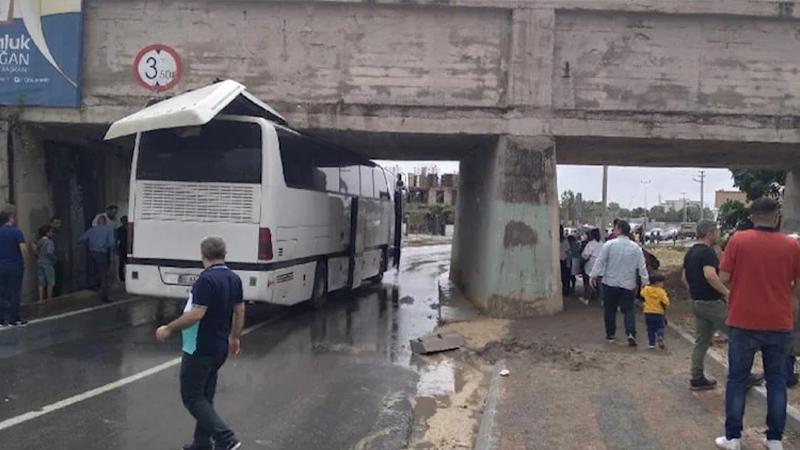 İlkokul öğrencilerini taşıyan tur otobüsü üst geçide sıkıştı