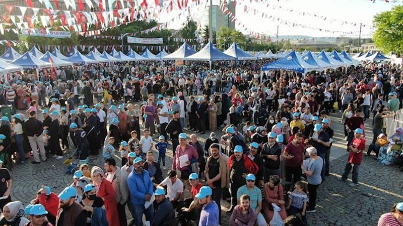 Spor ayakkabısı hediyeli kan bağışında uzun kuyruklar oluştu 