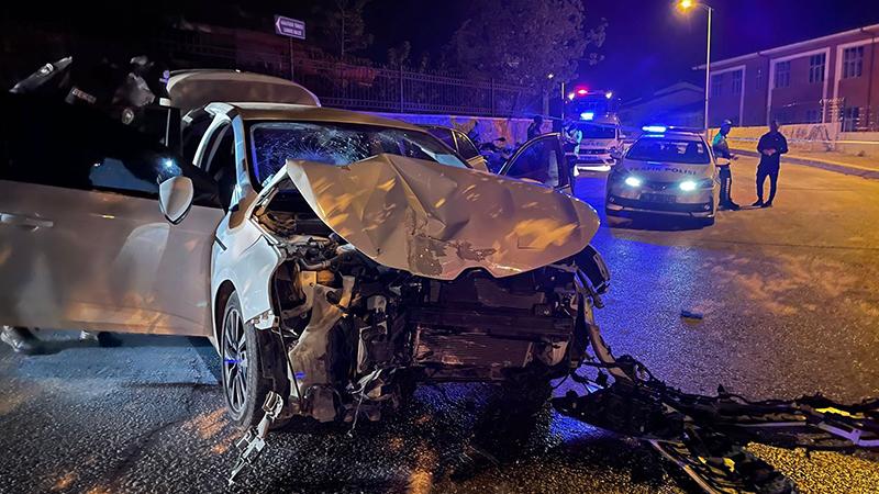 Polisten kaçan sürücü otomobille duvara çarptı: 2 yaralı