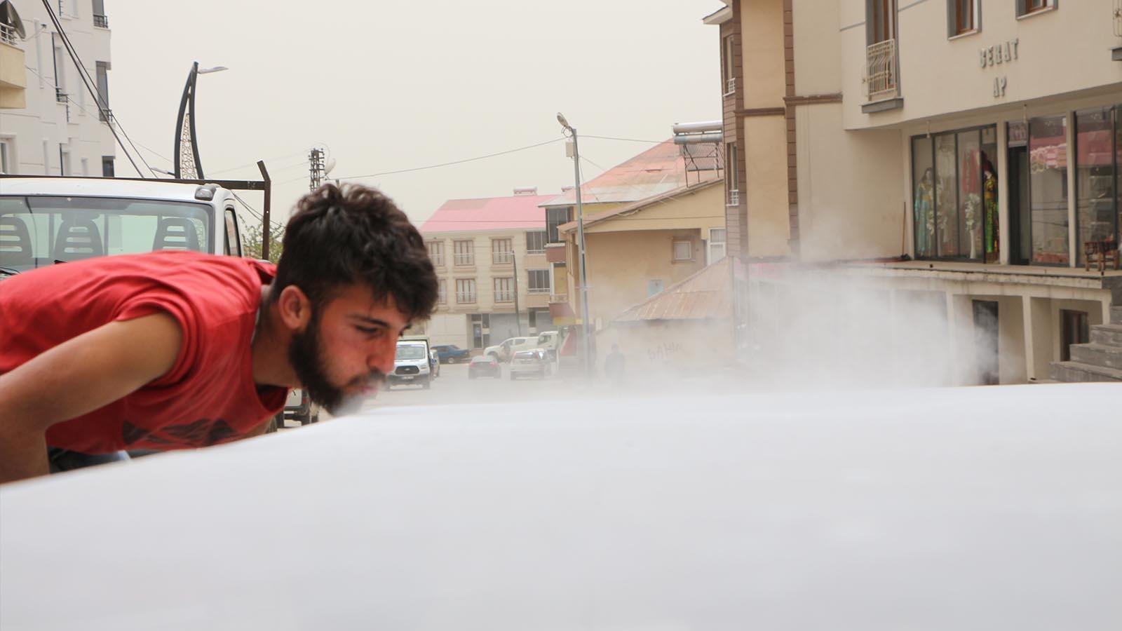 Doğu ve Güneydoğu'da kentleri toz bulutları kapladı; görüş mesafesi düştü, solunum hastaları dışarı çıkmamaları konusunda uyarıldı