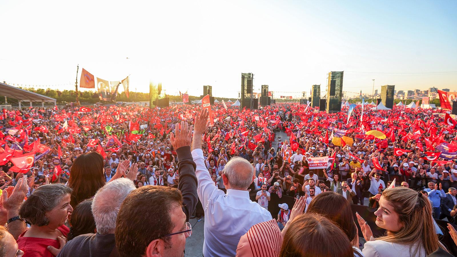 Fehmi Koru: Havada her gün biraz daha koyulaşan ağır bir koku var, erken seçim kokusu