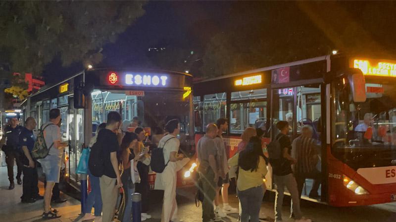 İzmir’de içinde yolcuların bulunduğu belediye otobüsüne "yorgun mermi" isabet etti