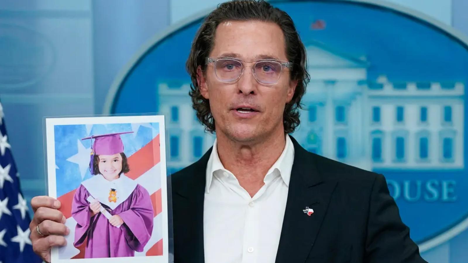 Oyuncu Matthew McConaughey, Beyaz Saray'da konuştu: Kötülerin lanet silahlara erişmesinin kolay olmayacağı yasalar istiyoruz