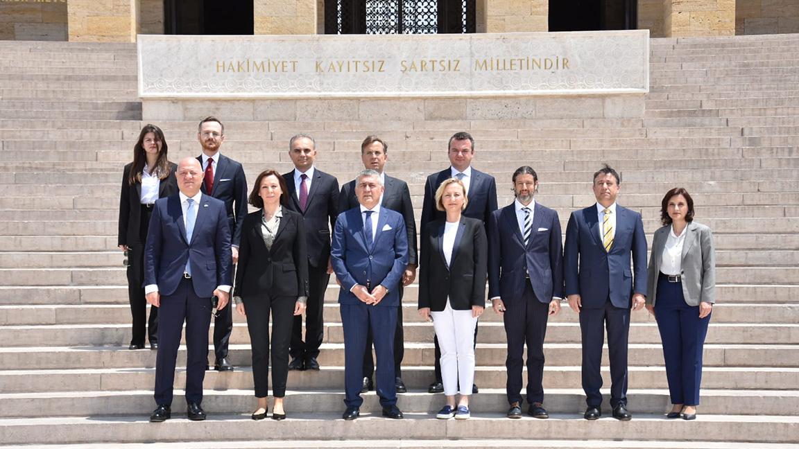 TÜSİAD Yönetim Kurulu Anıtkabir'i ziyaret etti