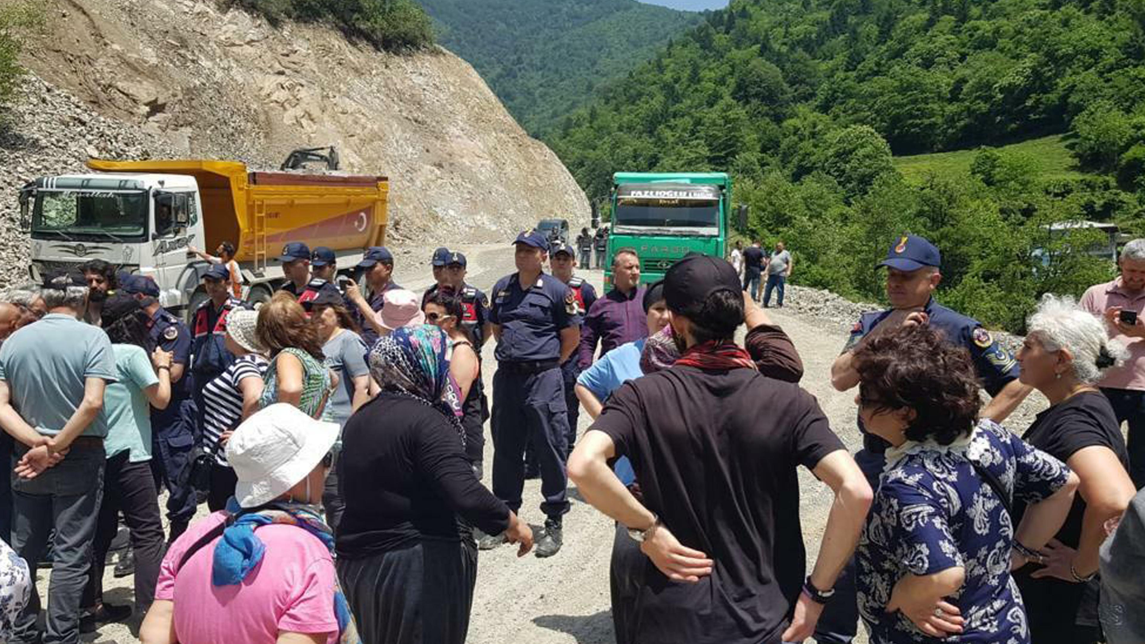 Cengiz İnşaat'ın taş ocağına karşı vatandaşlardan oturma eylemi: "Artık yeter bu doğa katliamına son verilsin"