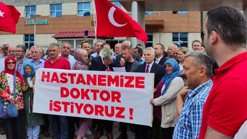 Giresun'daki Görele Devlet Hastanesi'nde doktor eksikliği nedeniyle tedavi olamayan vatandaşlar, hastane önünde eylem yaptı