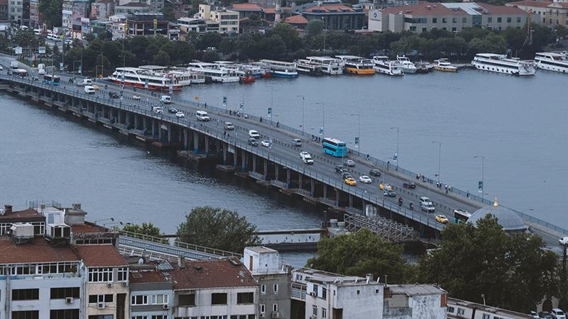 İstanbul'daki Atatürk Köprüsü 4 saat araç ve yaya trafiğine kapatıldı