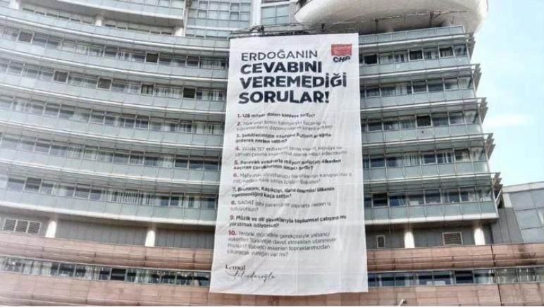 CHP Genel Merkez binasına dev "Erdoğan'ın cevabını veremediği sorular" pankartı asıldı