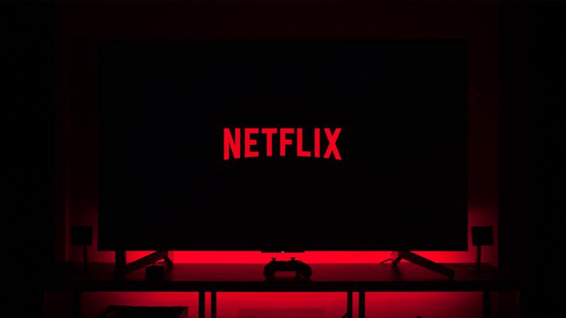 Netflix dizisinin iki oyuncusu kazada öldü!