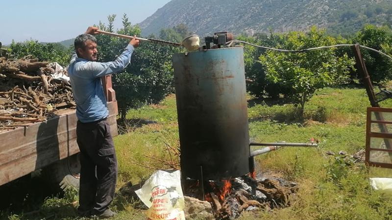 Tarım ilacını kendisi üreten Adanalı çiftçi: Bir depo ilaç 12 bin lira, kendimiz kaynattığımızda 2 bin lira  