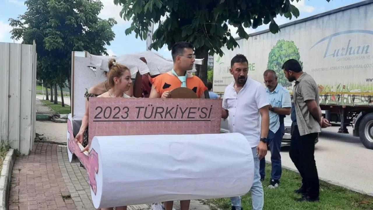 İyi Parti Nilüfer İlçe Başkanlığı'ndan "Taş Devri" temalı akaryakıt zammı eylemi 