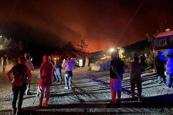 Marmaris'te saatlerdir süren yangından kareler