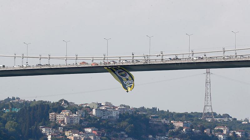 Fenerbahçe Beko'nun bayrakları, boğaz köprülerine asıldı