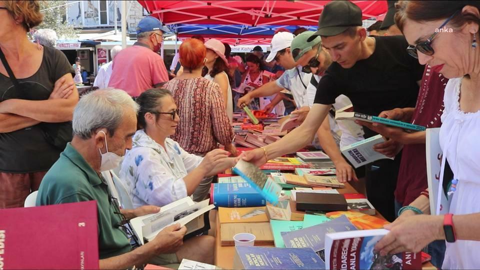 Foça'da bir günde 5 bin ücretsiz kitap dağıtıldı