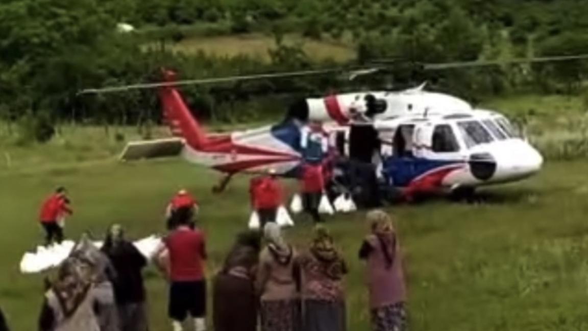 Bartın'da ulaşım bağlantısı kesilen köye TSK helikopteri ile gıda yardımı yapıldı