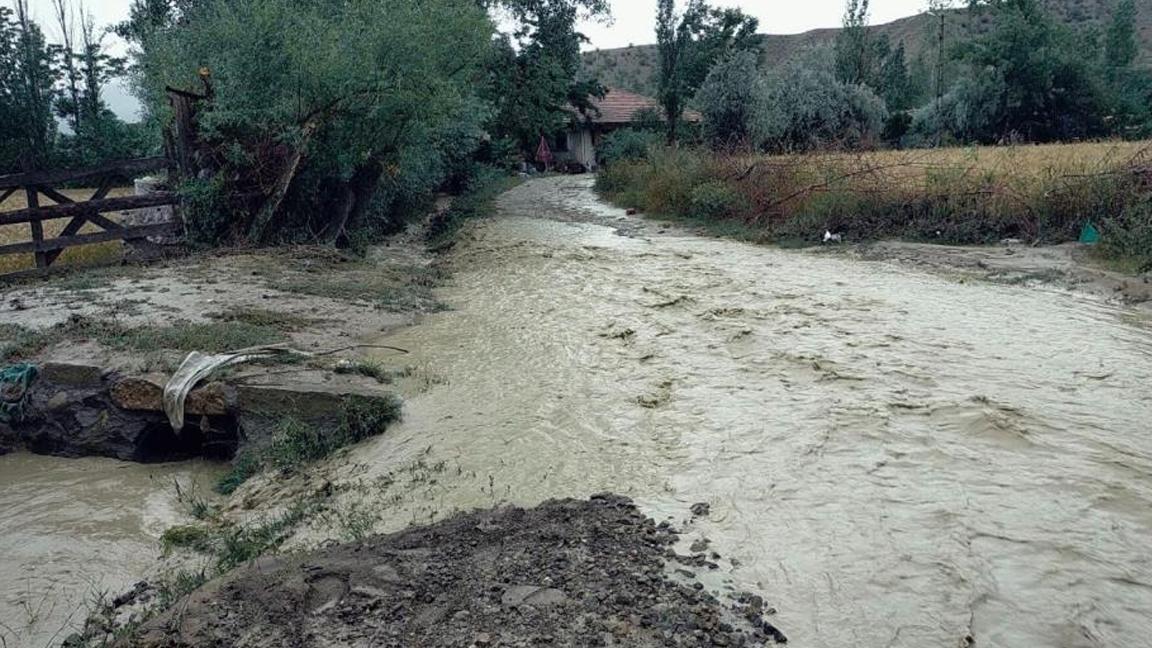 Osmancık’ta dere yatağı taştı, 5 ev tedbir amaçlı boşaltıldı