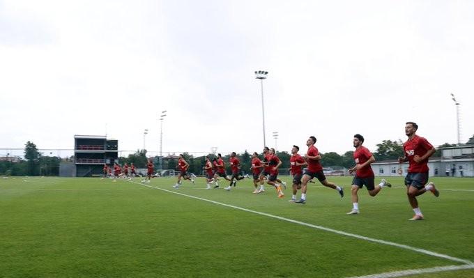 Galatasaray'da yaprak dökümü: Okan Buruk yönetime listeyi verdi; işte ayrılacak isimler!