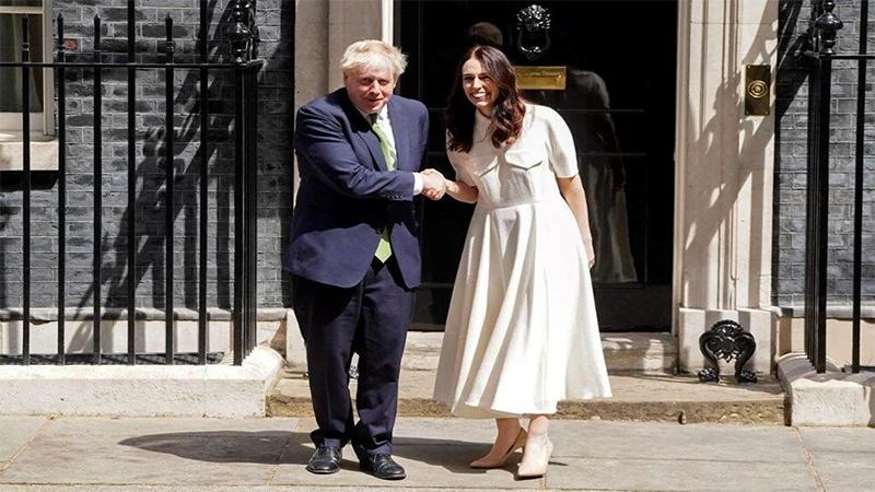 Boris Johnson'ın Yeni Zelanda Başbakanı Jacinda Ardern ile sert tokalaşması gündem oldu