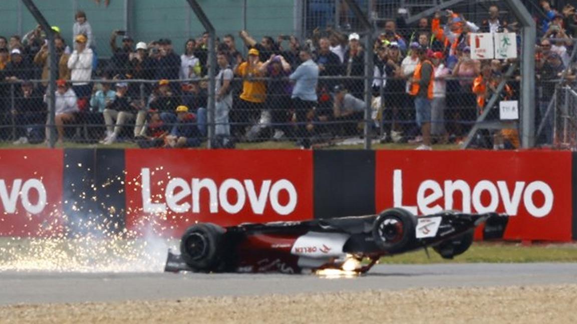 Formula 1'de kaza: Zhou'nun aracı ters döndü, taklalar atarak bariyerlere çarptı 