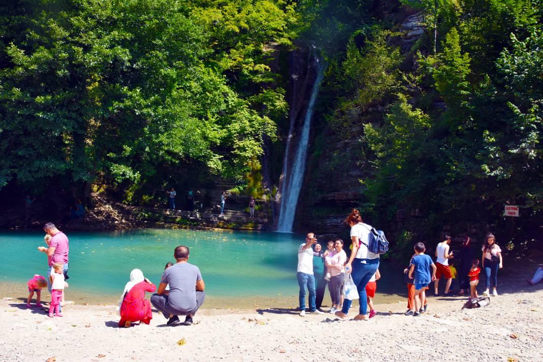 'Arsa bizim' dedi, toprak döküp turistik şelale yolunu kapattı