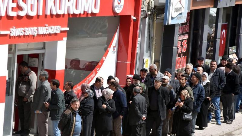 Sabah başyazarı Barlas: Türkiye, vatandaşlarının hayat pahalılığının altında ezilmemesi için elinden geleni yapıyor