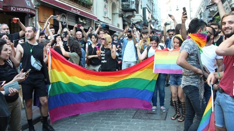 Ankara'daki Onur Yürüyüşü'ne polisten sert müdahale  