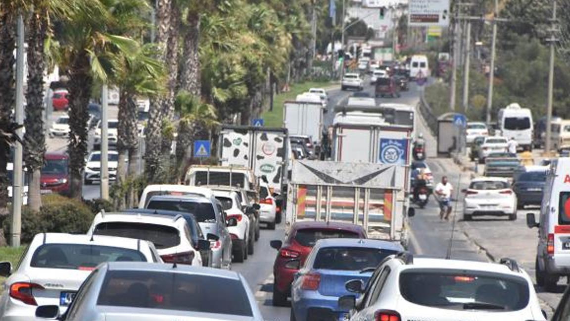 Bodrum'da bayram öncesi trafik yoğunluğu; kilometrelerce araç kuyruğu oluştu