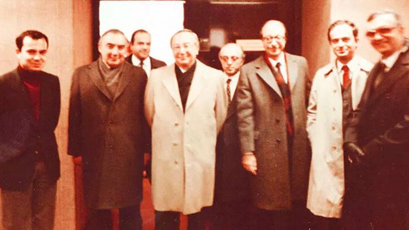 1983 yılı Kasım ayı, Strasbourg’daki Avrupa Konseyi merkezi. Sedat Ergin , Selçuk Korkut, Raşit Gürün, İlter Türkmen, Yalım Eralp, Rıza Türmen, Selim Kuneralp, Ömer Ersun.