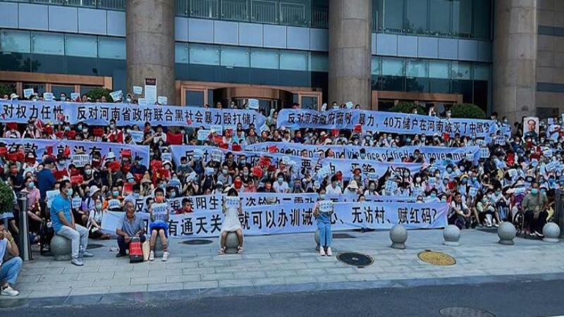 Çin'de, bankadan parasını çekemeyen vatandaşlardan protesto 