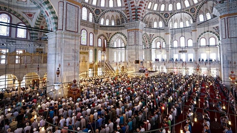 on günlerde muhafazakâ ve İslamcı çevrelerden gelen çıkışlar camilerde dış kaynaklı siyasi kırşkırtma tehlikesine dikkat çekiyor. Akla en çok iki ihtimal gelirken Diyanet Vehabilik propagandasına izin vermekle suçlanıyor.