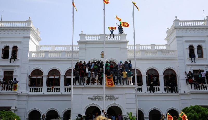 Protestocular, Sri Lanka'da ülkeden kaçan başkanın sarayına girmişti.