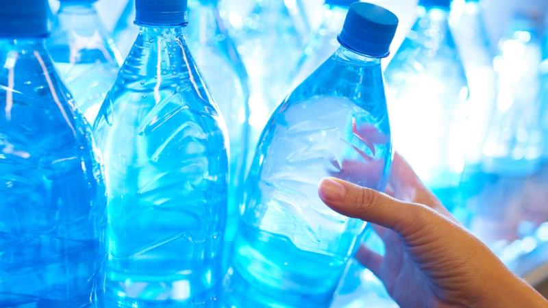 Şişelenmiş sularla ilgili endişe veren araştırma: Bir çocuk yıllık 16 bin mikroplastik yutuyor