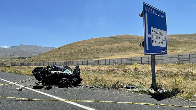 Yönlendirme levhası direğine çarpan otomobildeki kadın polis öldü, uzman çavuş eşi ile oğlu yaralandı